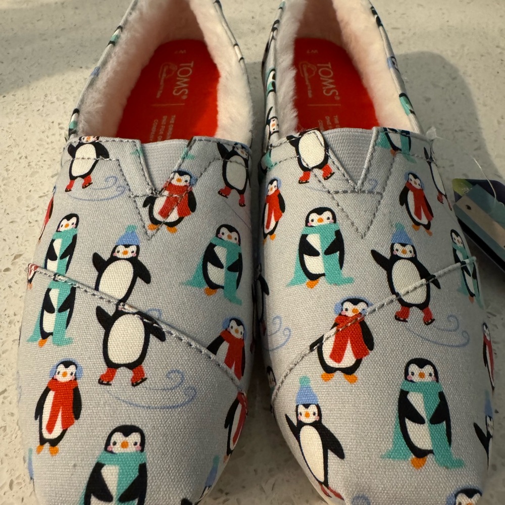 TOMS Women’s Holiday Penguin Print Slip-On shoe, size 7 NWT